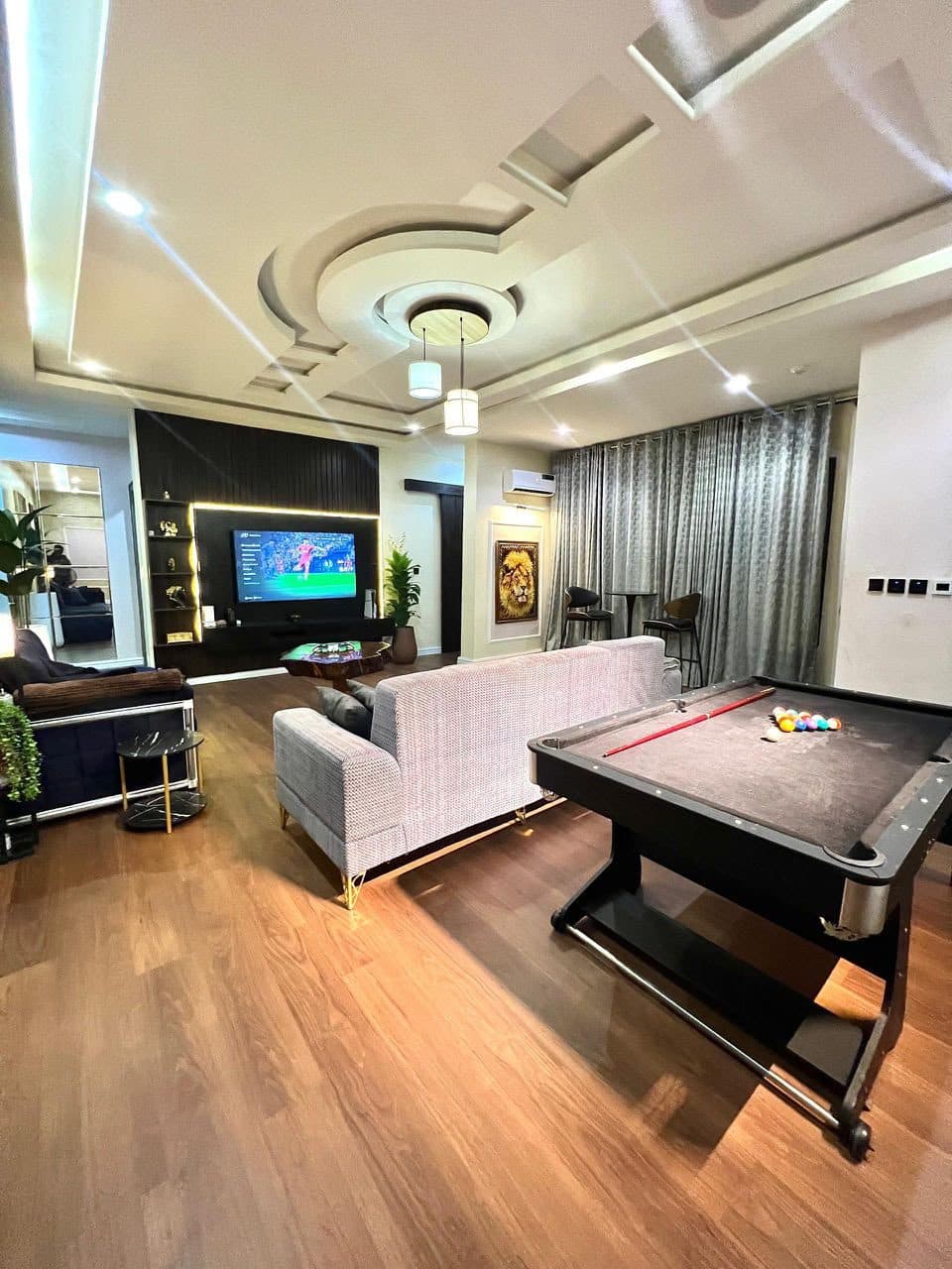 Cozy Nest: Luxury 3-Bedroom Apartment with Snooker & PS5, Jahi